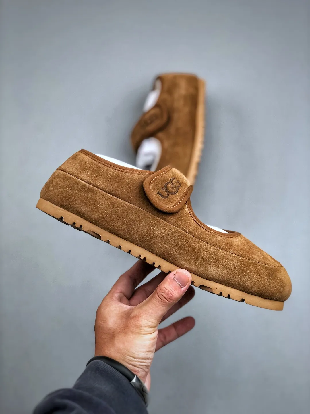 Local self-pickup 💰520 supports store release. The best-selling model on the entire network at the end of the year, UGG Mary Jane Mule slippers, 1.5CM thin sole, women's model, Xiaohongshu hot model, produced by a major foreign trade factory in Guangzhou, from toe to insole, real sheep fur, independent outer box packaging, craftsmanship, different from any version on the market, 1.5Ccm thin sole, independent original development of outsole, cashmere insole, keeping warm in winter, going out, and a very suitable choice for home use. This year uug launches a style series Partly catered to the preferences of young consumers, it has also moved to the forefront of fashion trends. Shoe body material: suede upper, 17mm UGGPURE™ implanted wool insole, lightweight non-slip and comfortable rubber outsole, with brand LOGO and trademark, with full packaging Size: 35-40